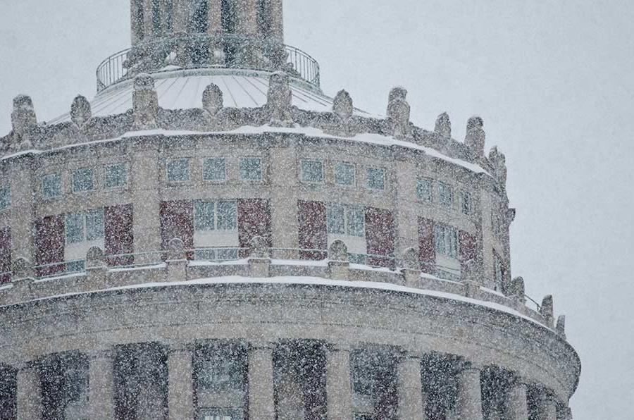 Snow falling in front of University of 罗彻斯特 Rush Rhees Library